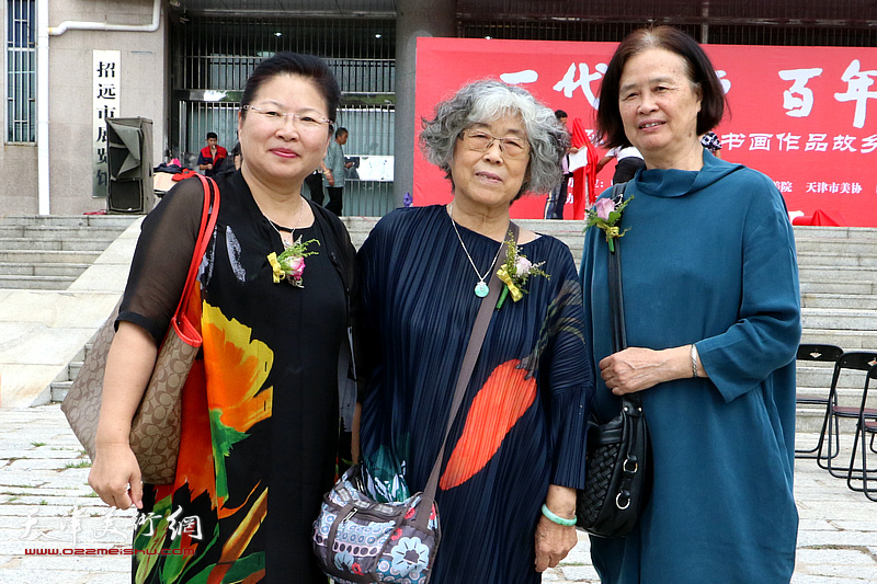 左起：张芝琴、姚瑞芹、丁志敏在展览现场。