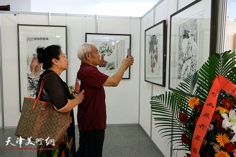 “一代大师 百年一人一一迎七·一孙其峰师生书画作品故乡展”现场。