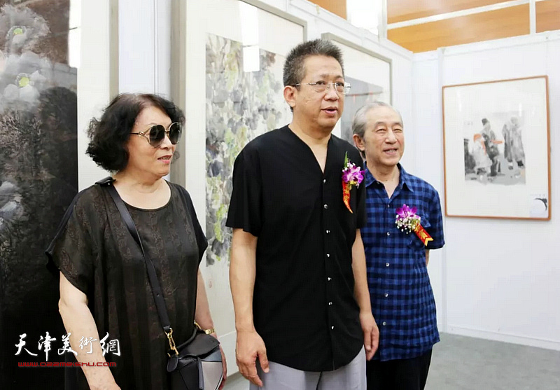 李毅峰、李魁正在画展现场