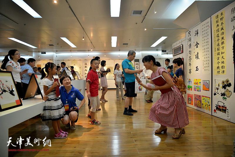 第七届全国少儿书画大赛天津赛区获奖作品展现场。