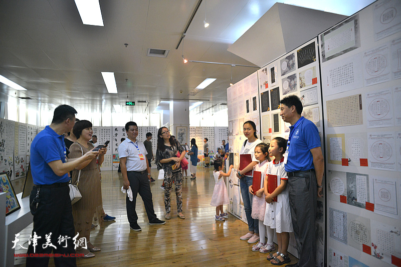 第七届全国少儿书画大赛天津赛区获奖作品展现场。