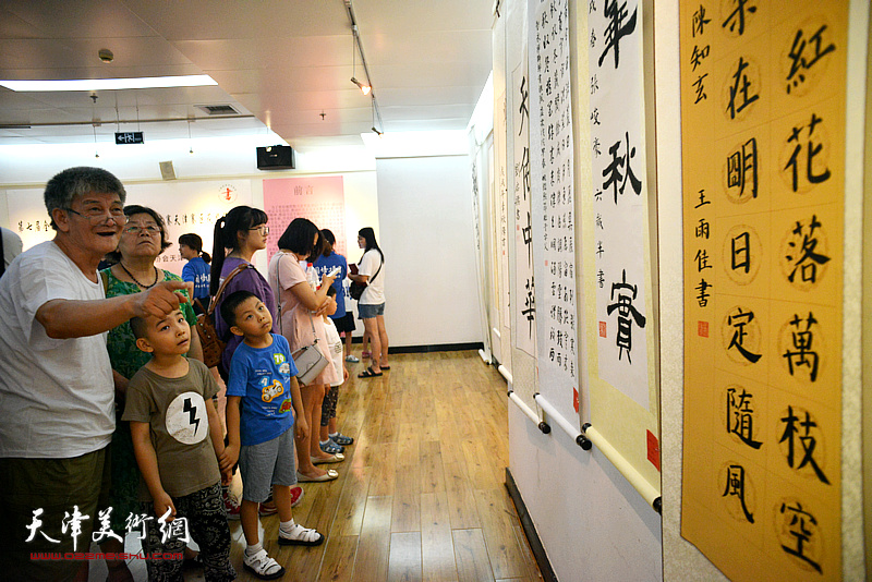 第七届全国少儿书画大赛天津赛区获奖作品展现场。