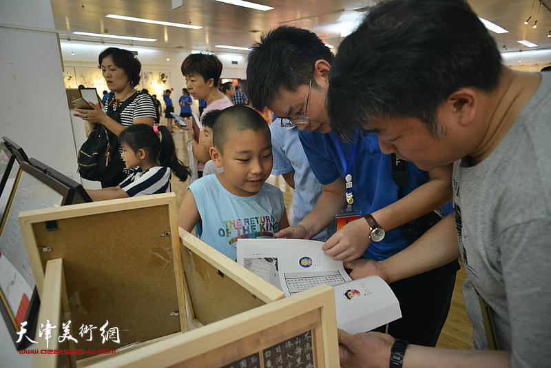 第七届全国少儿书画大赛天津赛区获奖作品展现场。