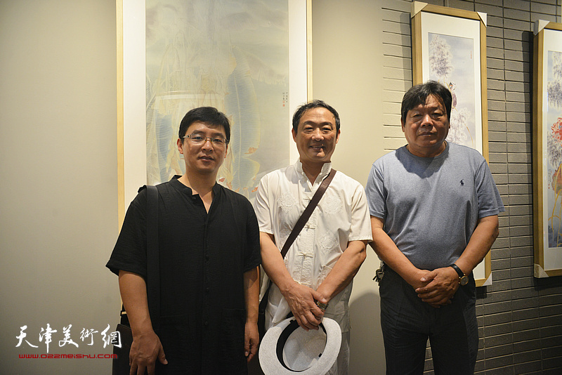 左起：孙文龙、刘志君、郭鸿春在画展现场