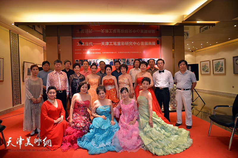 “工笔当代——天津工笔重彩研究中心首届画展”在天津鸿春艺术馆开幕。