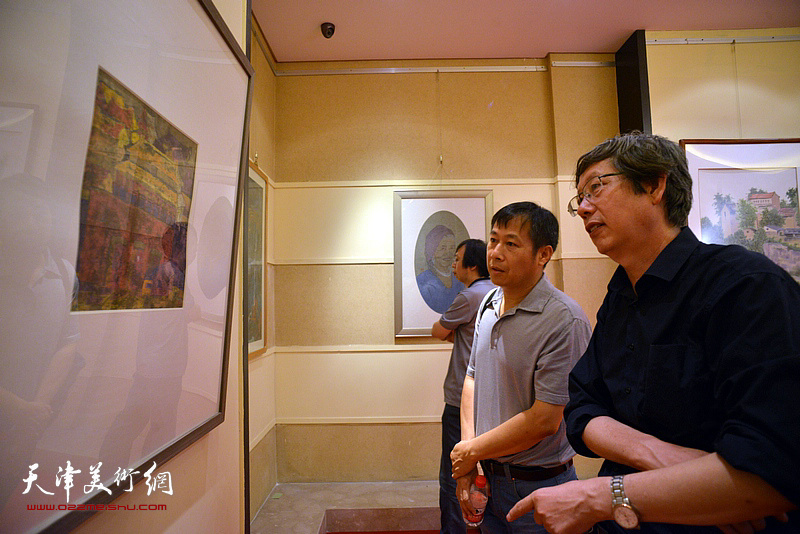 王春涛、杨顺和在欣赏展出的画作