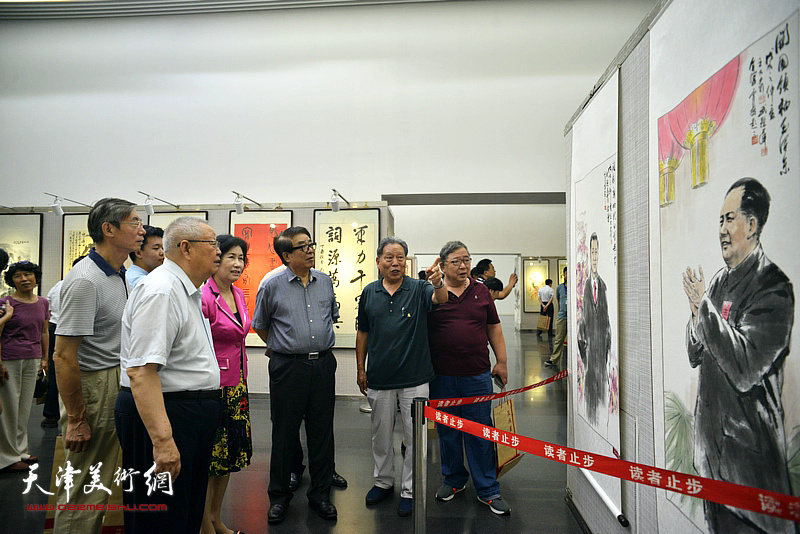 霍然陪同滑兵来、张大宁、于树香等观赏展出的作品。