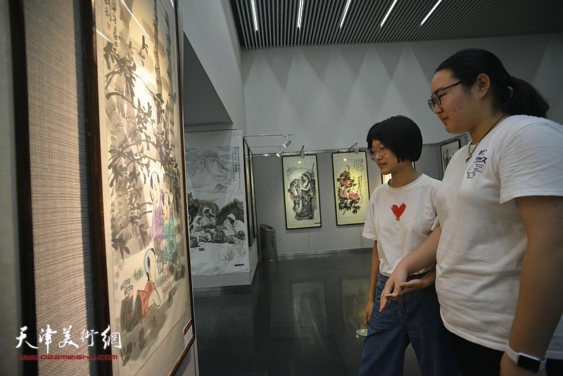 纪念改革开放四十周年全国书画名家作品展现场。