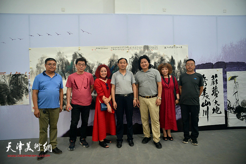 左起：闫东波、李天国、边静、黄咏新、曹敬钢、赵新立、刘清宇在创作笔会现场。