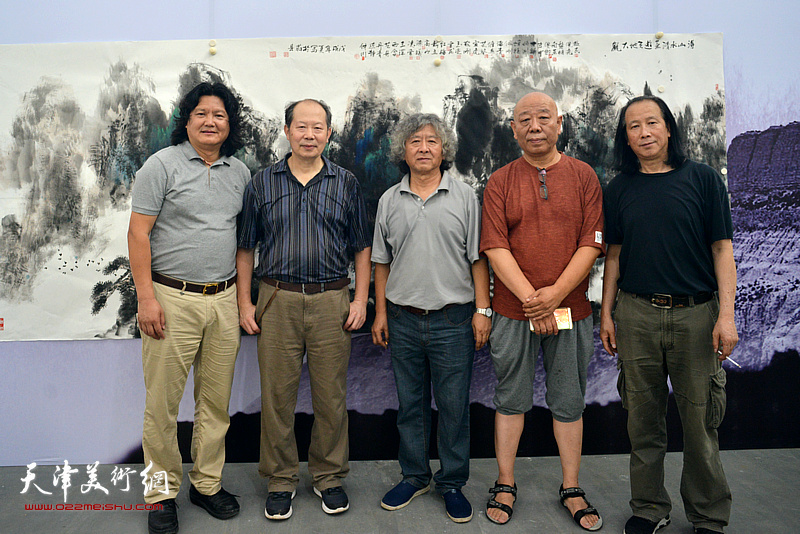 左起：曹敬钢、邬海清、刘向东、马俊卿、周世麟在创作笔会现场。