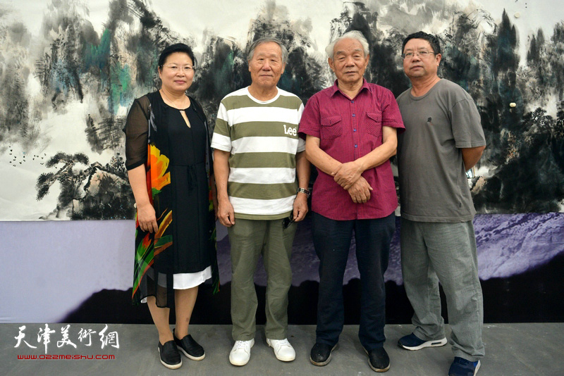 左起：张芝琴、姬俊尧、纪振民、辛孝申在创作笔会现场。
