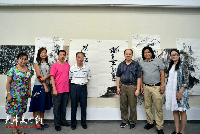 左起：刘红梅、陈曦、吴玉亮、庞黎明、邬海清、曹敬钢、徐凌云在创作笔会现场。