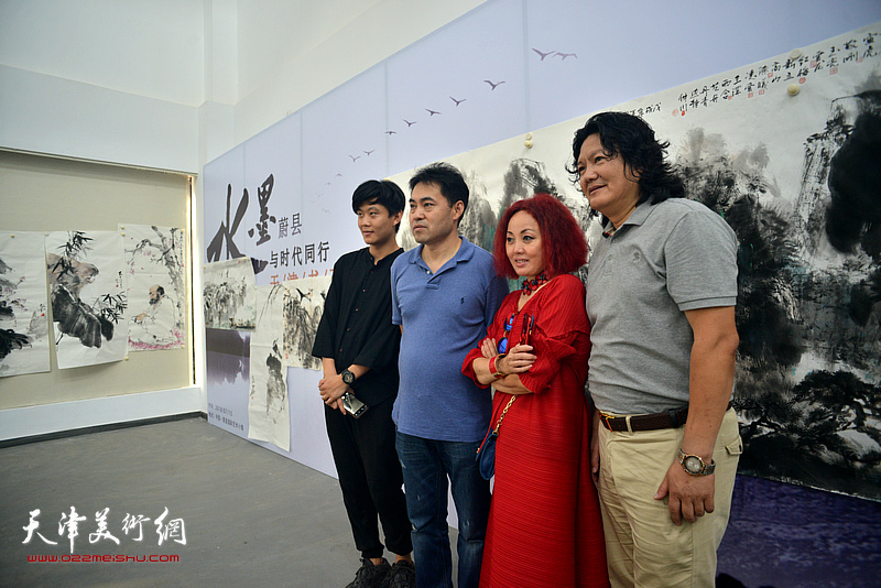 左起：曹李咏、高山、边静、曹敬钢在创作笔会现场。