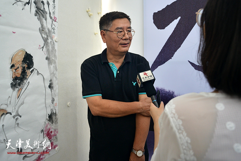 张佩刚在接受媒体记者的采访。