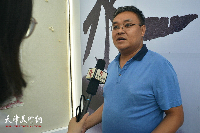 闫东波在接受媒体记者的采访。