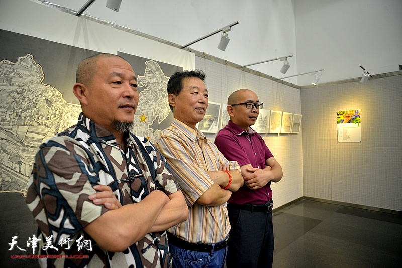 左起：缪文杰、杨建国、阚传好在画展现场。