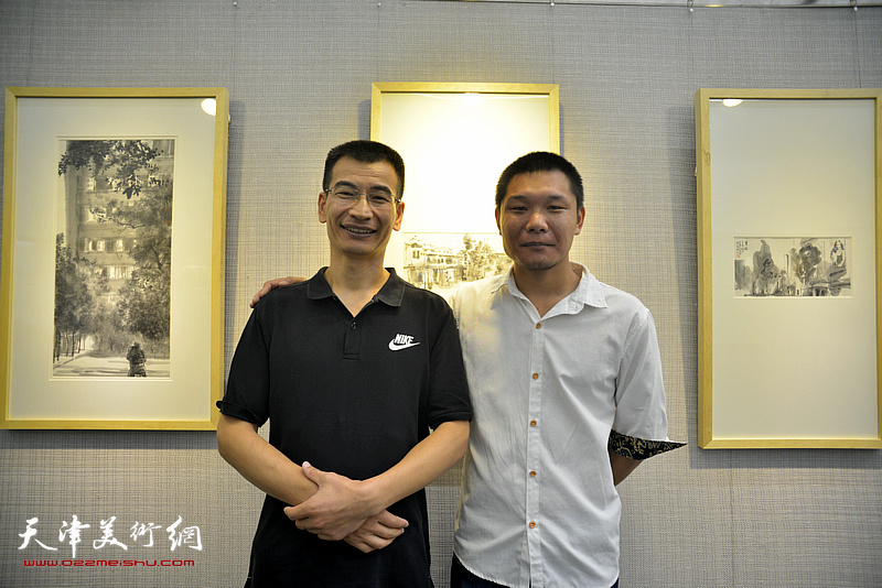姜金军、郑伟在画展现场。