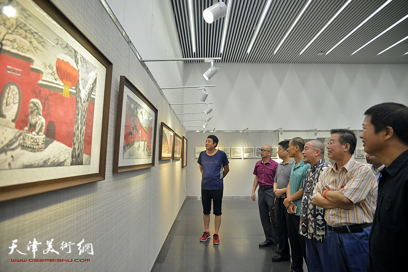 王文元、段博君、宋世凯、李伟、肖爱华在画展现场观看作品。