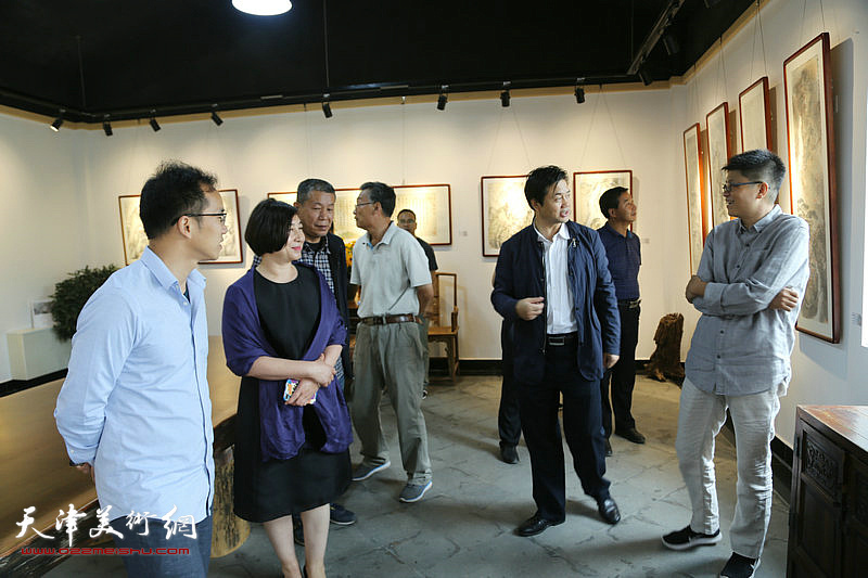 李旭飞与嘉宾在画展现场交流。