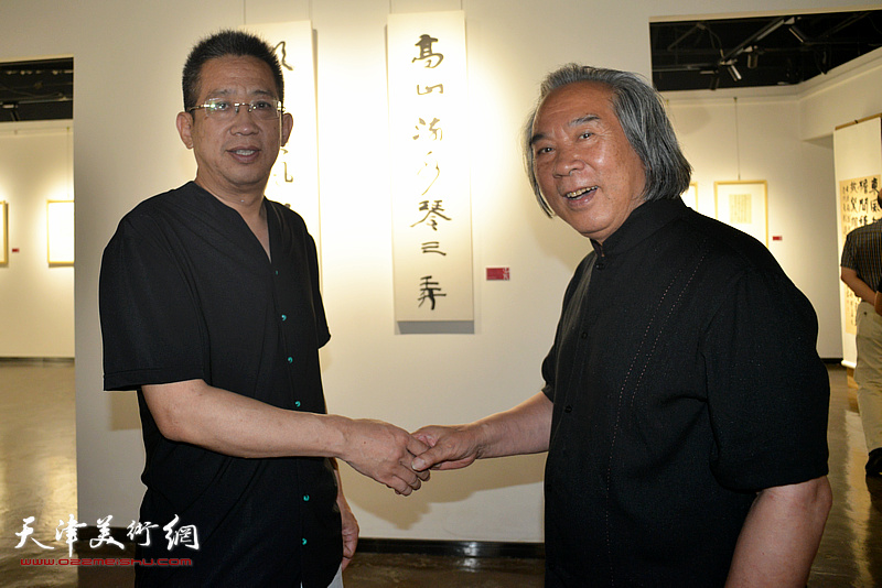 霍春阳与李毅峰在作品展现场。