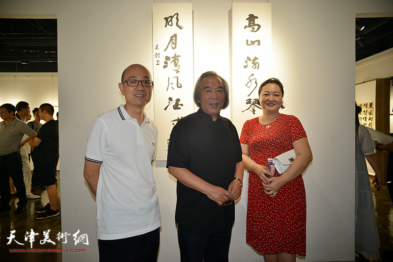 霍春阳与马驰、赵星在作品展现场。