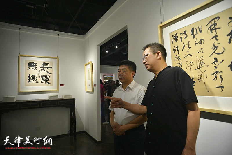 霍春阳与朱国惠在作品展现场。