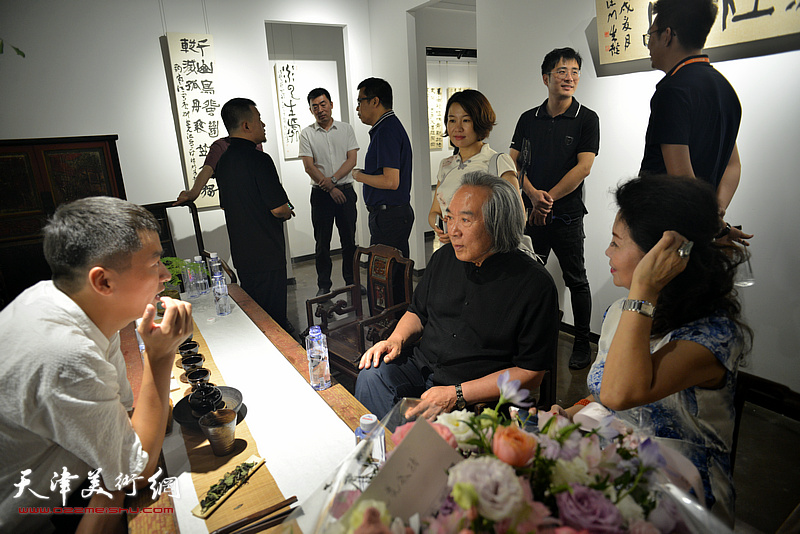 霍春阳与朱国惠在作品展现场。