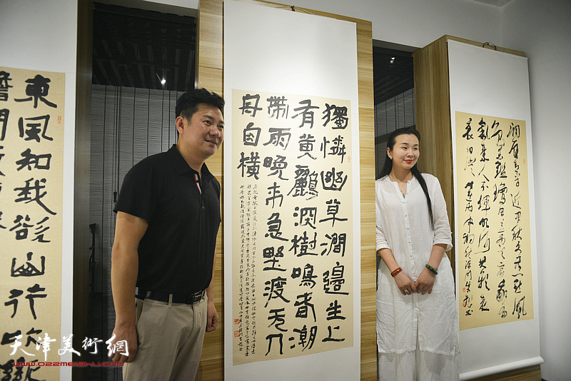 朱懿与观众在作品展现场。