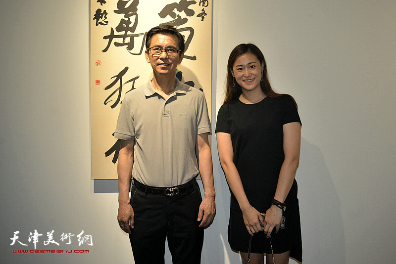 何家英与宋裕在作品展现场。