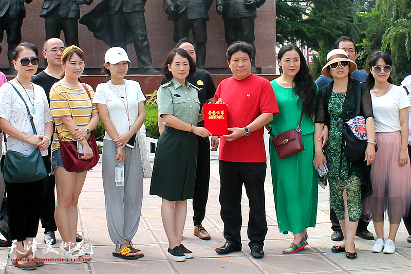 八路军一二九师纪念馆向孙国胜颁发作品收藏荣誉证书。