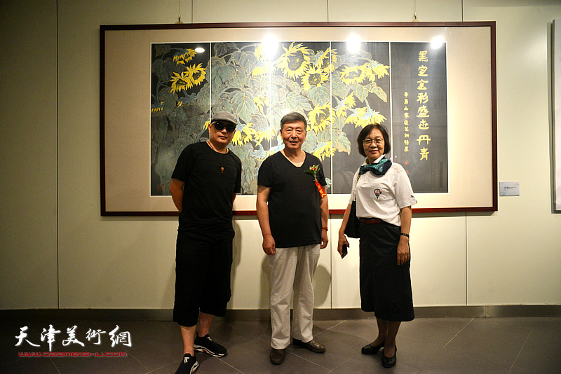 左起：陆进、刘学仁、李淑香在画展现场。