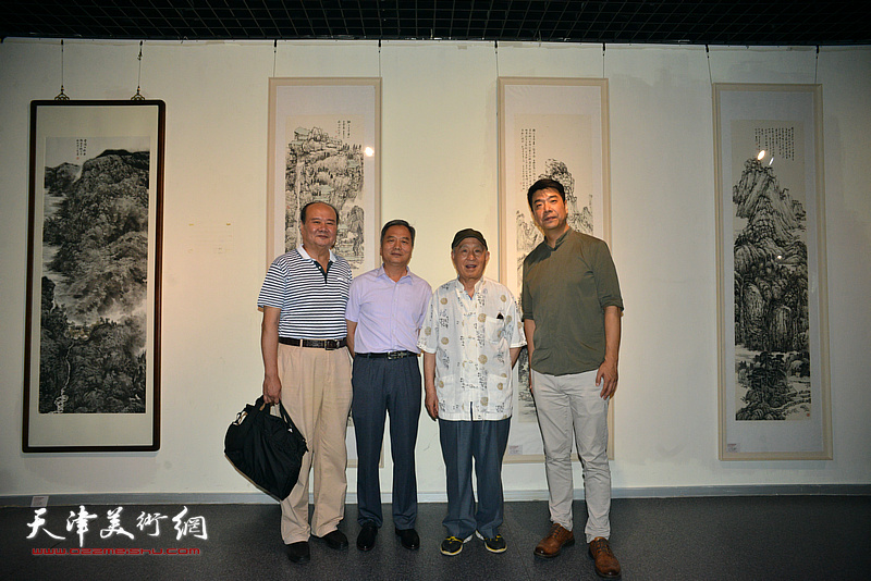 左起：祁宜选、邢立宏、孙贵璞、王中谋在画展现场。