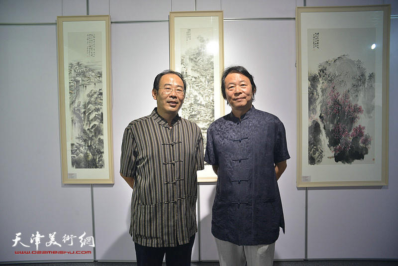 杨跃泉、卞昭宏在画展现场。