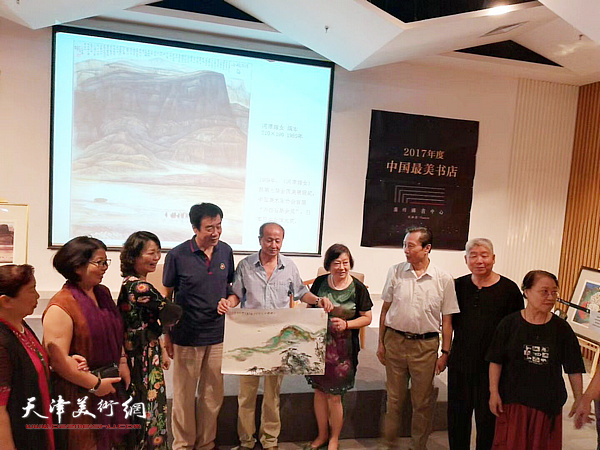高杰、陈汝明将画作赠送“美术微课堂”。