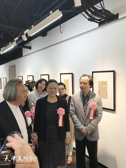 霍春阳陪同郭燕公使观赏展出的画作。
