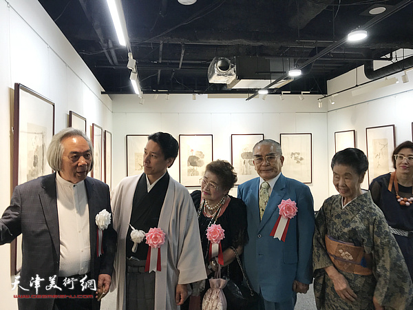 霍春阳向日本来宾介绍展出的画作。