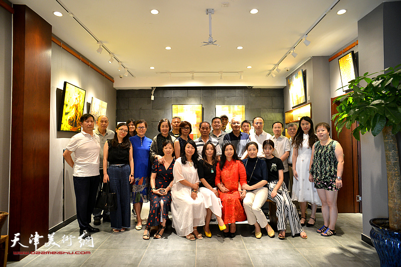 “生命与视野”台湾艺术家李长青先生油画作品展在十方雅集画廊开幕。