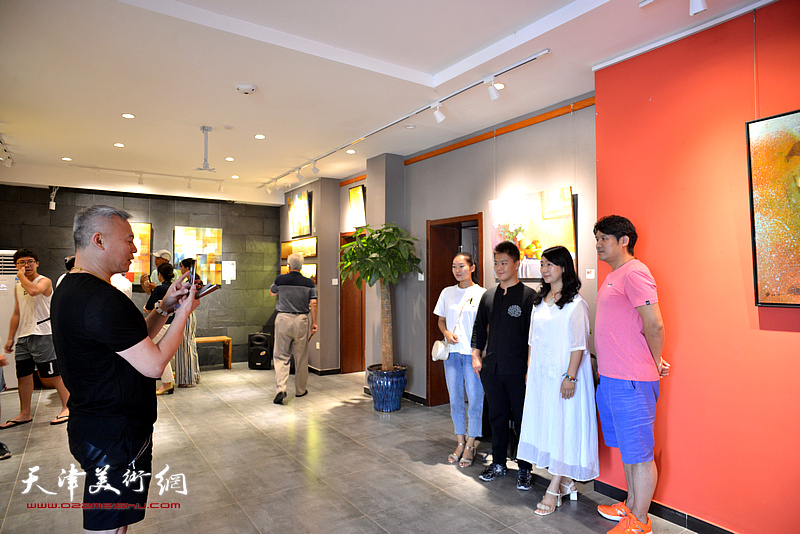 台湾艺术家李长青先生油画作品展在十方雅集画廊开幕。