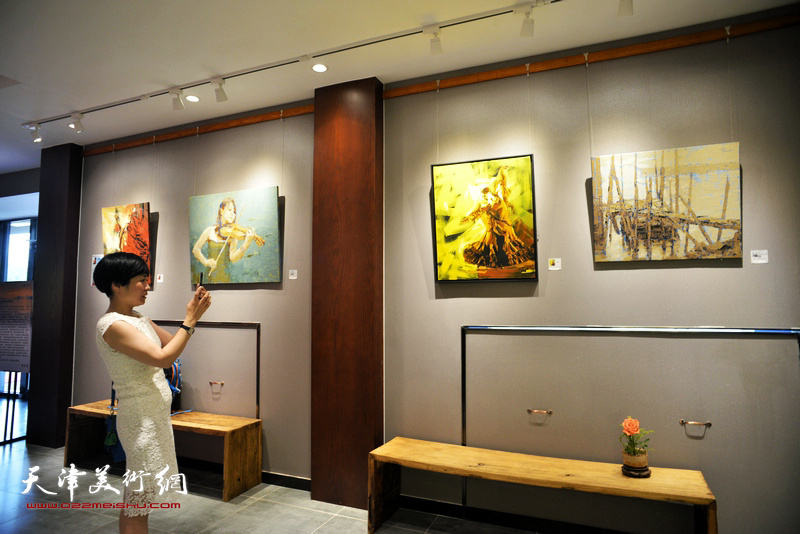 台湾艺术家李长青先生油画作品展在十方雅集画廊开幕。