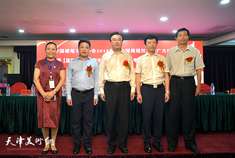 张华庆、李冰、熊洁英与红桥分中心主任王丽荣在活动现场。