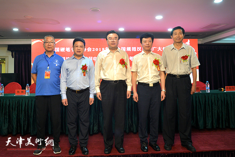 张华庆、李冰、熊洁英、叶殿迎与河东分中心主任赵炳刚在活动现场。 