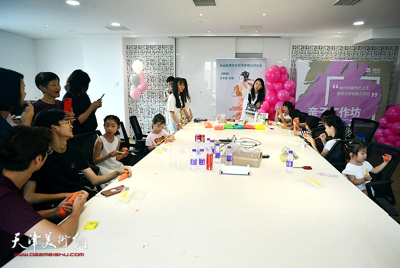 刘芳在时尚集团25周年社庆活动现场讲解面塑。
