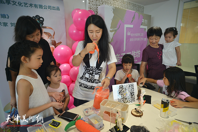 刘芳在时尚集团25周年社庆活动现场讲解面塑。