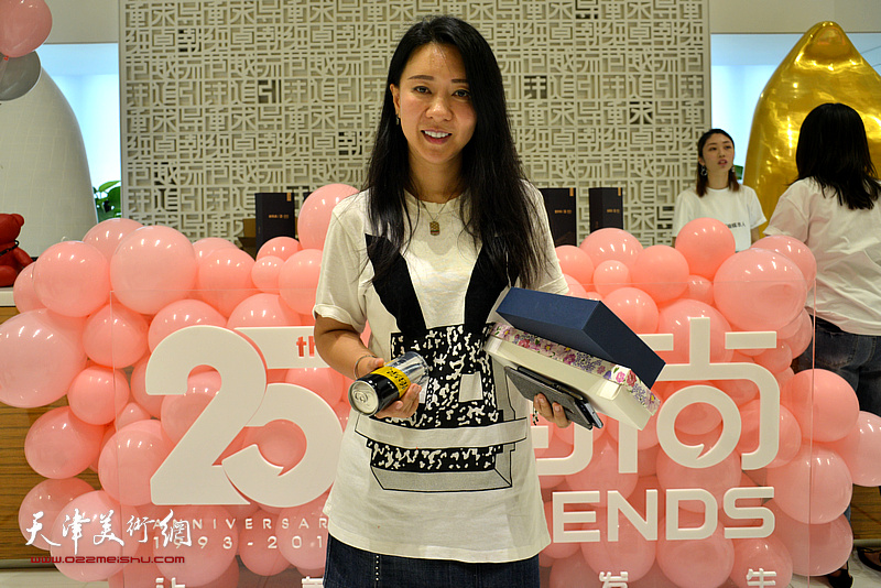 刘芳在时尚集团25周年社庆活动现场讲解面塑艺术。
