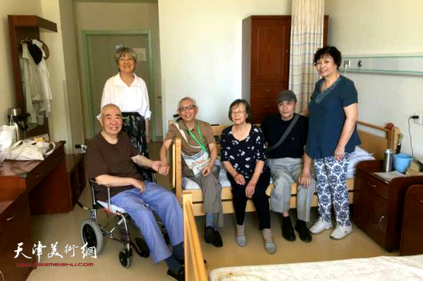 2018年8月，李天庥、王书朋、左建华、何莉到康宁津园养老院看望邓家驹。
