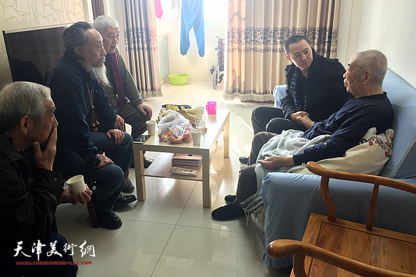 2017年2月，王振锁、张汝为、刘栋看望在郊区租住处的邓家驹。