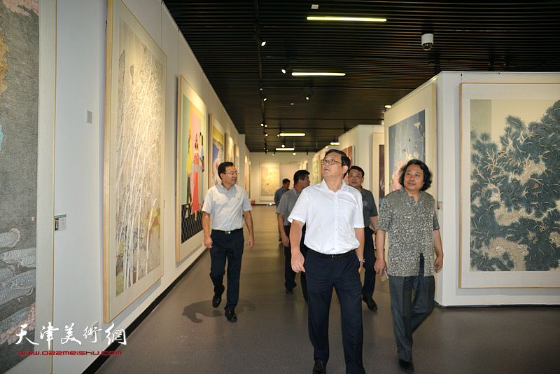 贾广健、张桂元、范扬、王卫平陪同徐里观看展览。