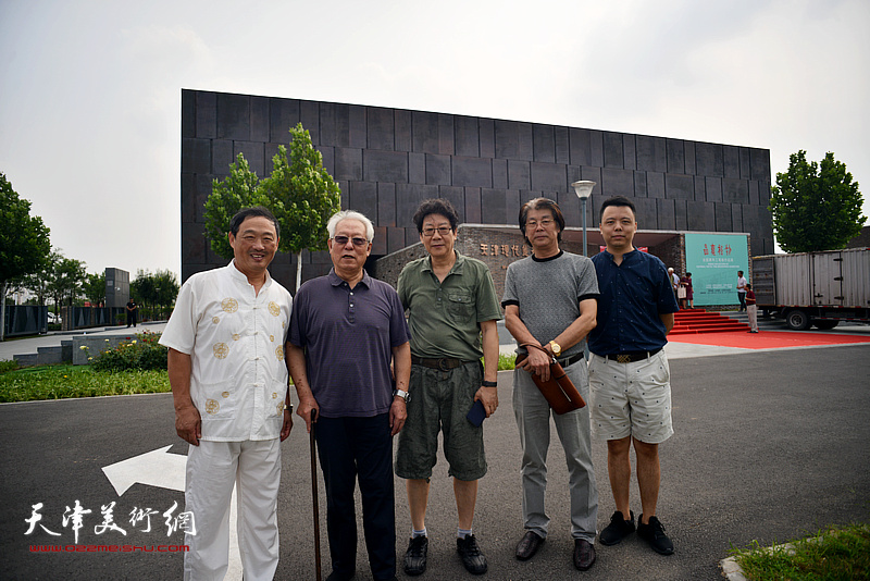 左起：刘志君、贾宝珉、晏平、郑连群、在天津现代美术馆。