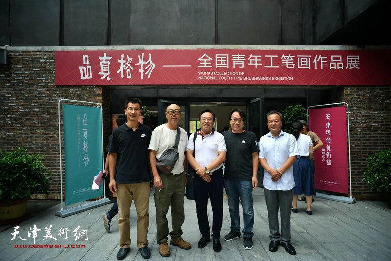 左起：姜金军、高博、陈钢、张晓彦、蒋海云在天津现代美术馆。