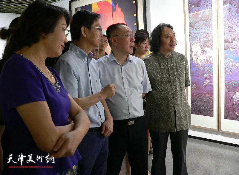 刘春雷、孙杰、何家英、贾广健观看展出的作品。